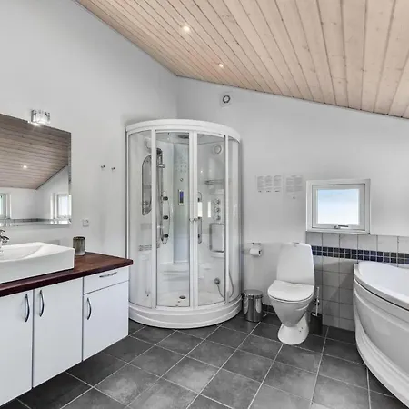 4 Bedroom Lovely In Romo *